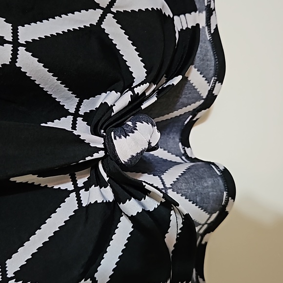 WOMEN'S SLEEVELESS BLOUSE SIZE SMALL - Picture 3 of 4